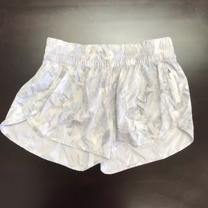 Lululemon Tracker Short 4” Size 10 EUC